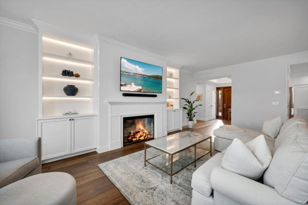 4000 Gulf Shore Blvd N Apt-large-012-011-Living View 2-1500x999-72dpi